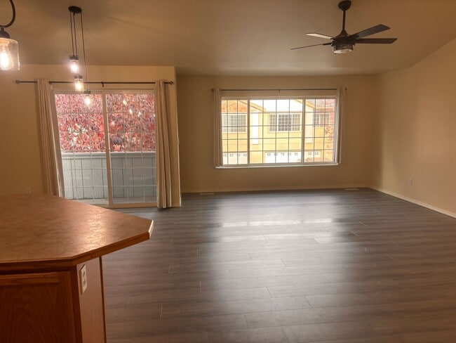 Building Photo - Fantastic 2 Bedroom Townhome!