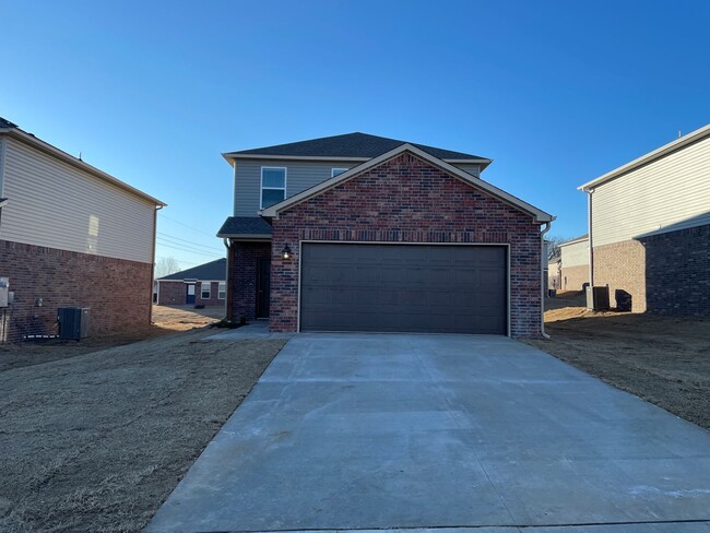 Building Photo - Three Bedroom | Two and a Half Bath Home i...