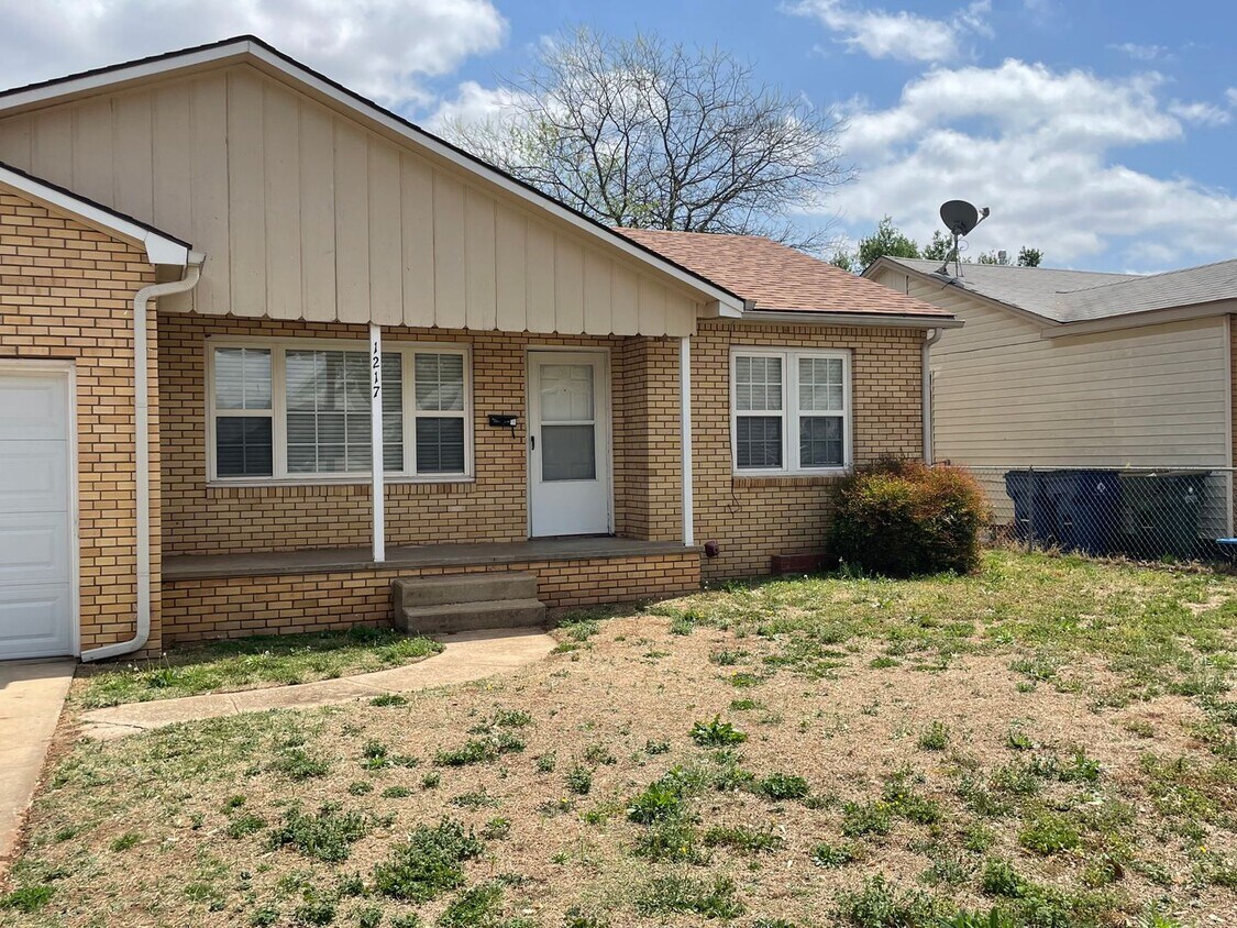 Primary Photo - 2 bed 1 bath, 1 car garage with fully fenc...