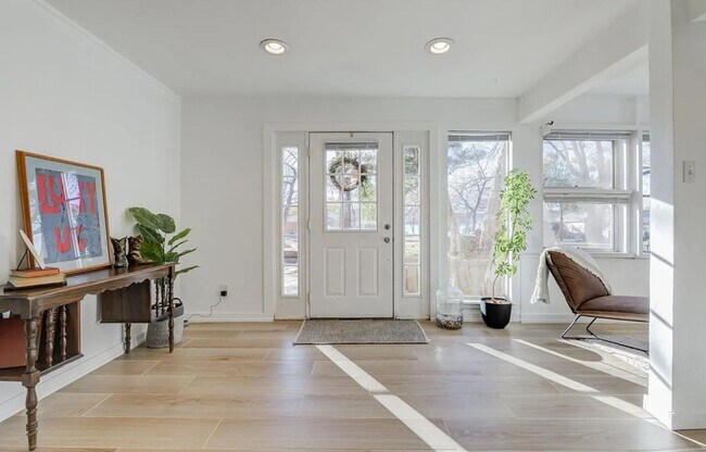 Building Photo - Lake Living!