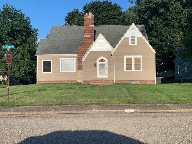 Building Photo - 1102 Delverne Canton