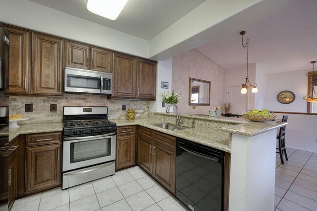 Foto del edificio - Entertainer's 2 Bd, 2 Bth Furnished Summer...