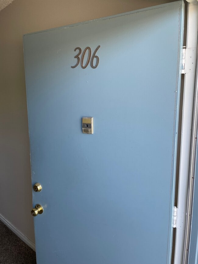 Entry - 8522 Glenoaks Blvd