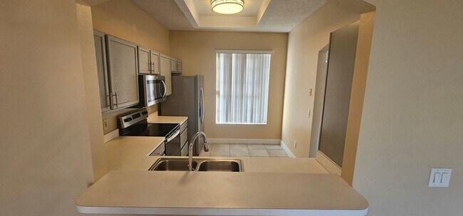 Foto del edificio - 14560 Laguna Beach Cir