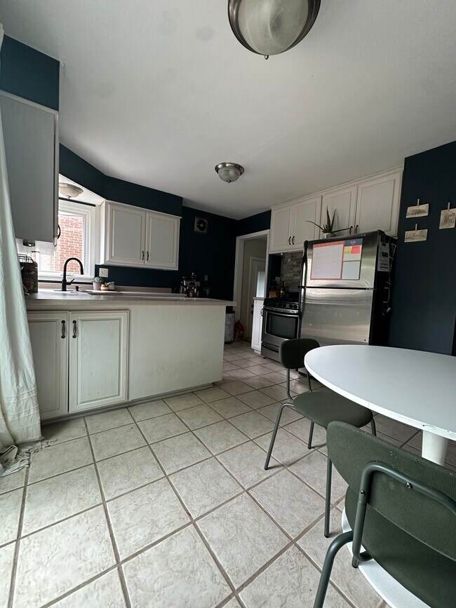 Foto del edificio - 5738 N Lydell Ave