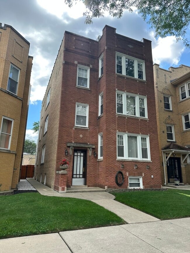 Building Photo - 5643 N Artesian Ave