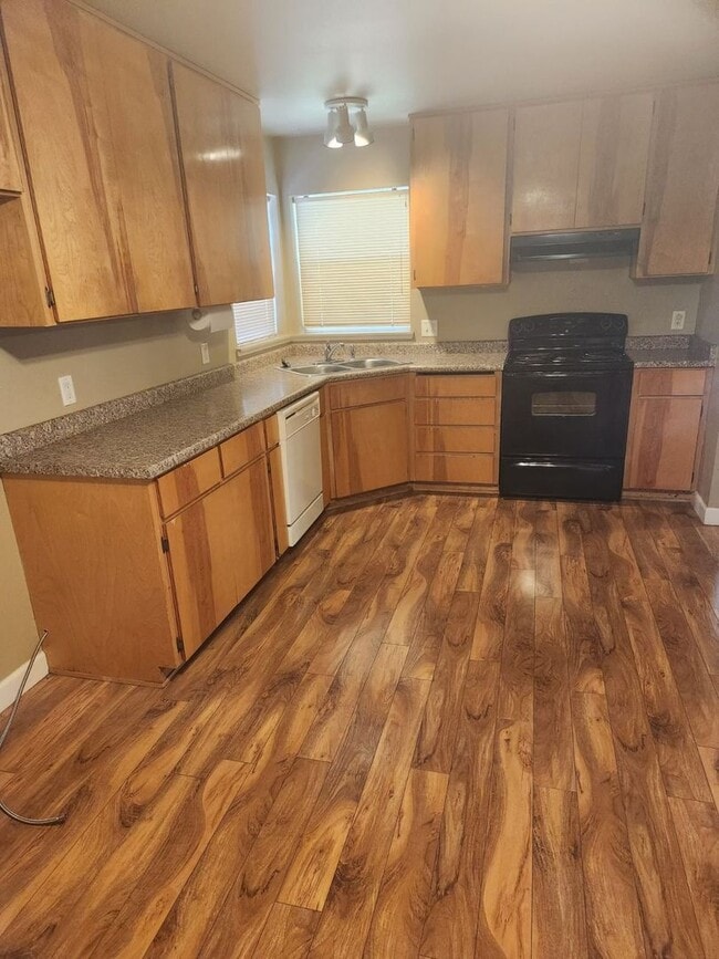 Building Photo - Great 3 bdrm, 1.5 bath house Ready 7/8/24