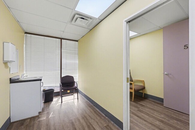Foto del edificio - 30000 Orchard Lake Rd