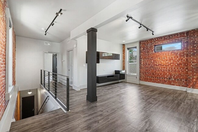 Fully Renovated Victorian Townhome in Curtis Park/RiNo | Walk to Dining, Parks & Downtown - Newly renovated Victorian Townhome located on a quiet street in Curtis Park/RiNo