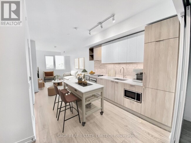 Building Photo - 2020-2020 Bathurst St
