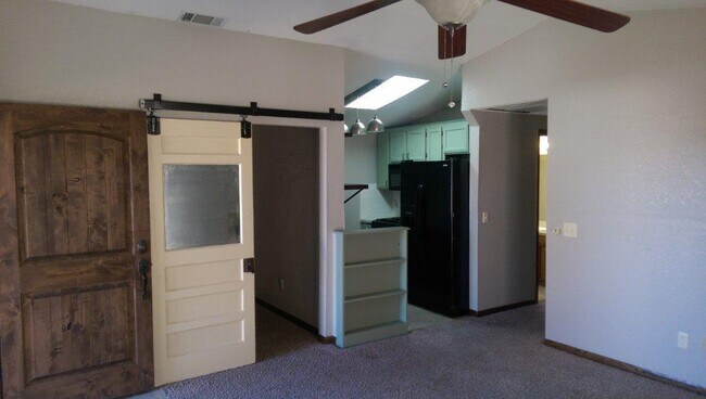 Foto del edificio - Unique 2 bed 2 bath 1 car with rare study ...