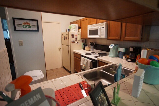 Foto del edificio - 2/2 Apartment Walking Distance from UT