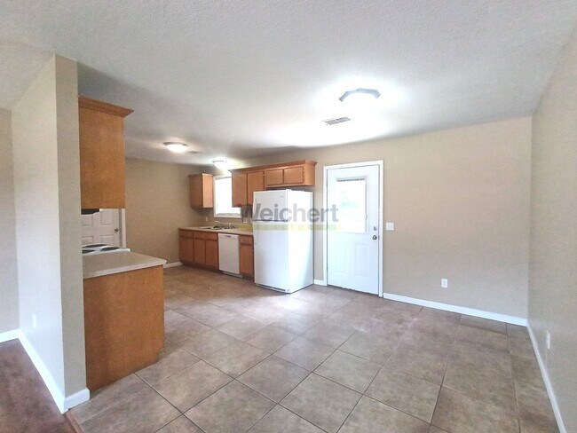 Foto del edificio - 3Bed/2Bath w/ fenced backyard