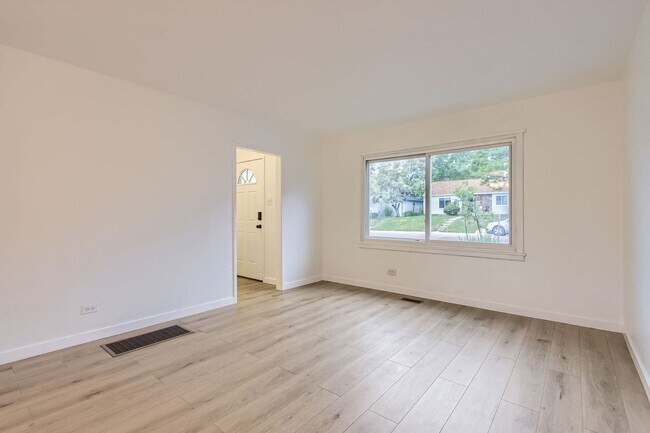 Building Photo - Remodeled 2BD, 1.5BA Chaffee Park Home wit...