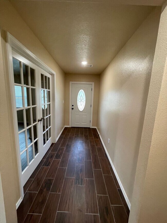 Building Photo - Spacious 4 Bedroom Home For Rent in Charle...