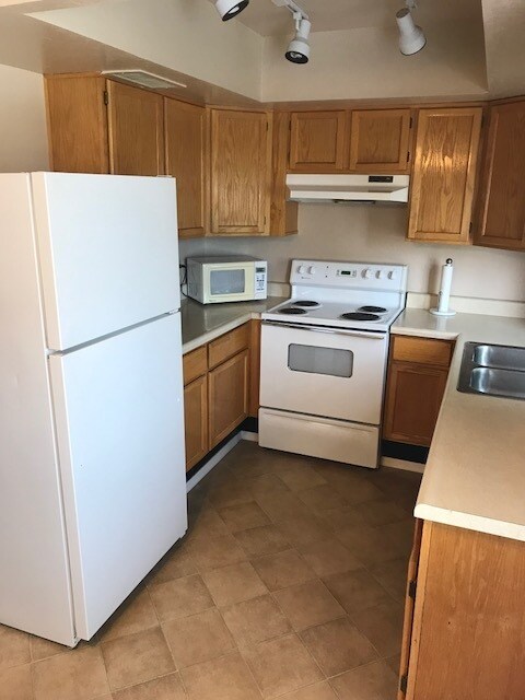 Building Photo - Ground Floor Two Bedroom Condo ~ North Pre...