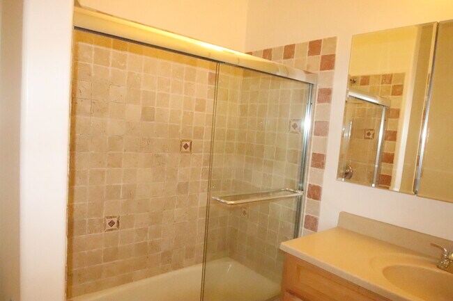 Nice Bathroom - 2516 Nason Ave