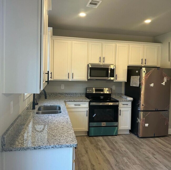 Building Photo - New Townhomes in Gainesville!