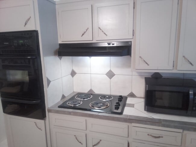 Building Photo - 10208 E 7th St