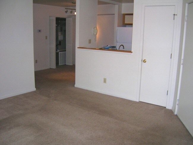 Building Photo - 602 Cabell Ave