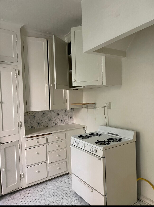 Stove - 314 N Mariposa Ave