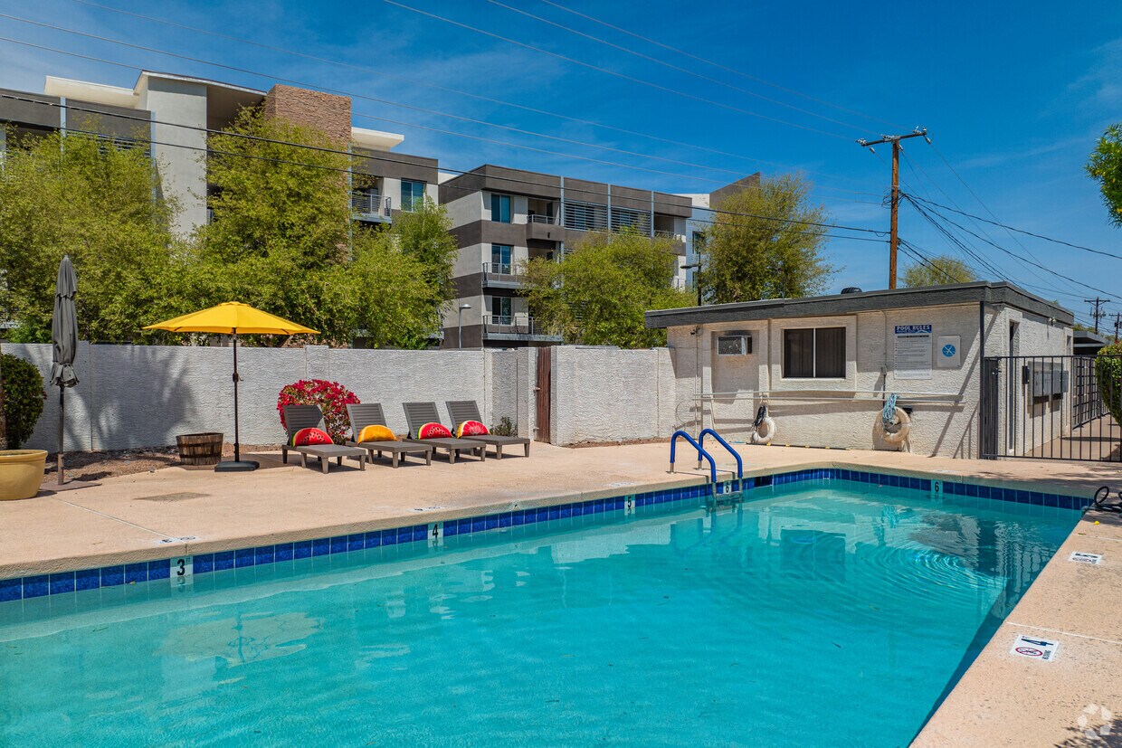 PISCINA RECIÉN REMODELADA. - Bella Villas Apartments