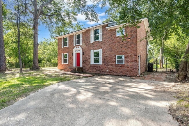 Building Photo - "Spacious 4-Bedroom Gem with a flex room a...
