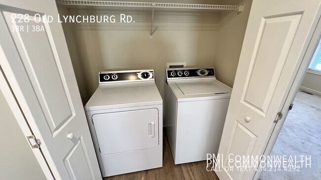 Building Photo - 3 Bed / 2.5 Bath Single Family with fenced...