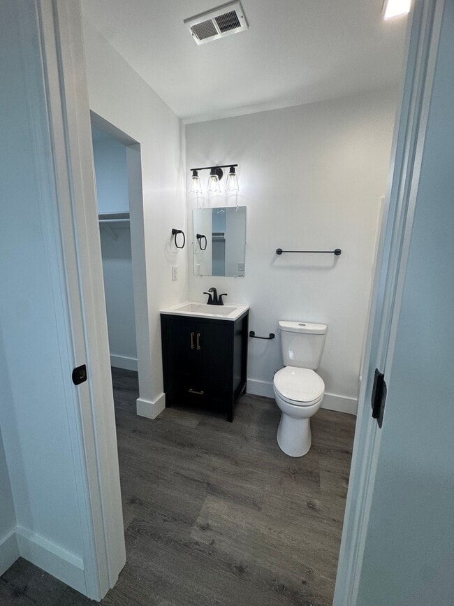 Building Photo - 1 Bed, 1 Bath Apartment