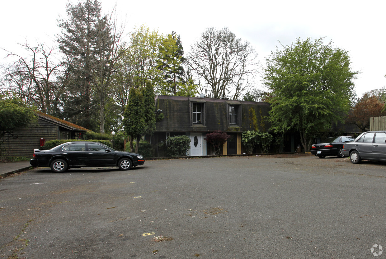 Building Photo - Four Oaks Apartments