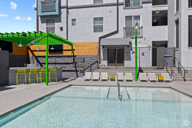 Piscina - View at University Center