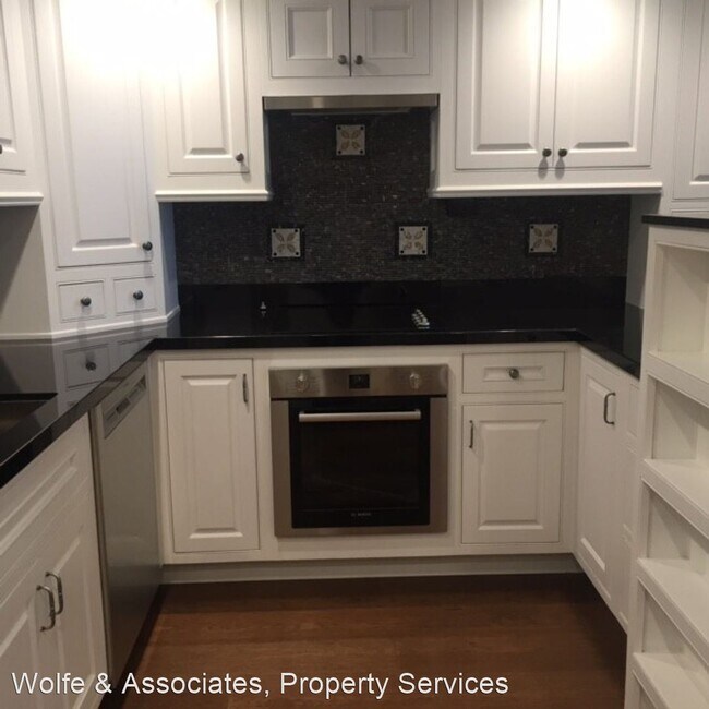 Building Photo - 1 br, 1 bath House - 220 Elm Street #9
