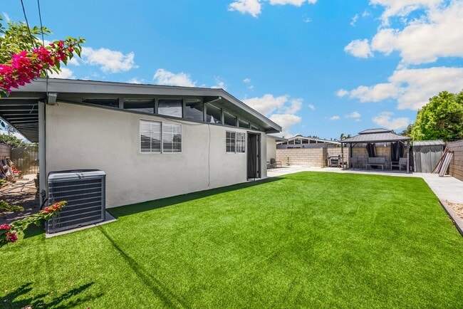 Building Photo - 1048 N Hermosa Dr