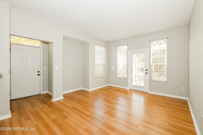 Building Photo - 13700 Richmond Park Dr N