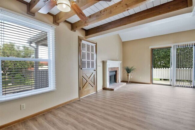 Foto del edificio - Adorable Colonial Oaks Condo in perfect co...