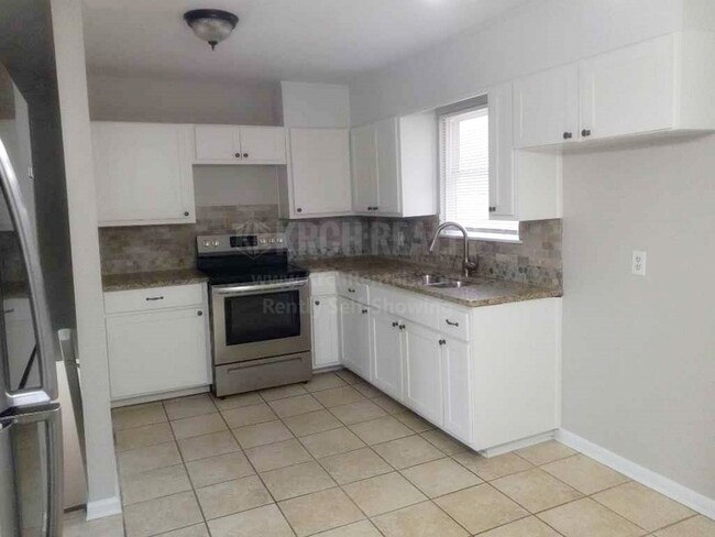 Building Photo - Gorgeous 4 bedroom, 2 bathroom home!