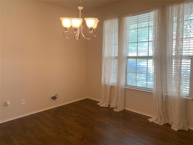 Foto del edificio - 940 Lake Grove Dr