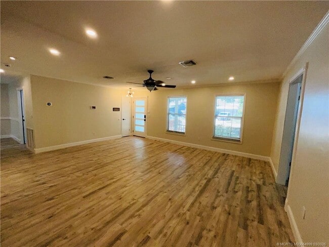 Foto del edificio - 2061 NE Hoya Calle