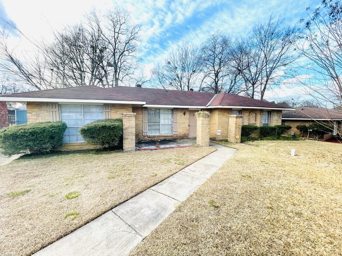 ** 3 bed 2 bath located off Vaughn Rd ** C... House Rental in