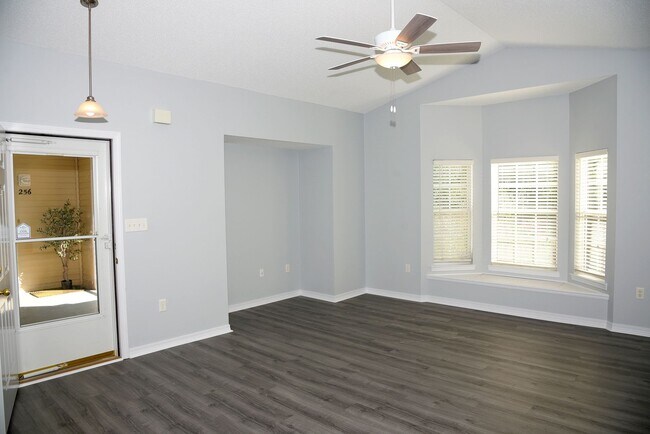 Building Photo - Second floor condo