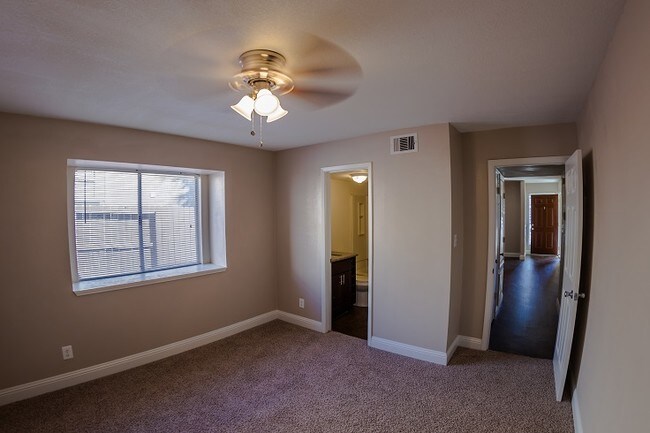 Building Photo - 16326 Luzerne Dr