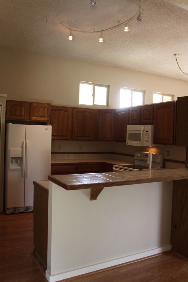 Building Photo - 5 Bedroom / 3 Bath Ranch with A/C