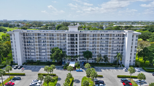Building Photo - 3050 N Palm Aire Dr