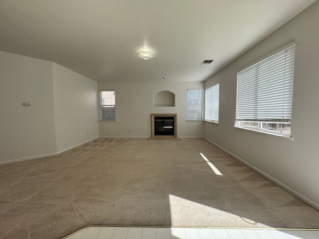 Building Photo - Comfortable home has 5Bdm 3Ba Home With 3 ...