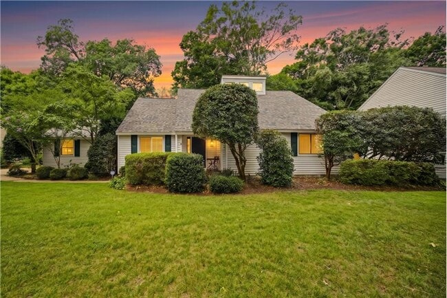 Building Photo - 1044 Commodore Dr
