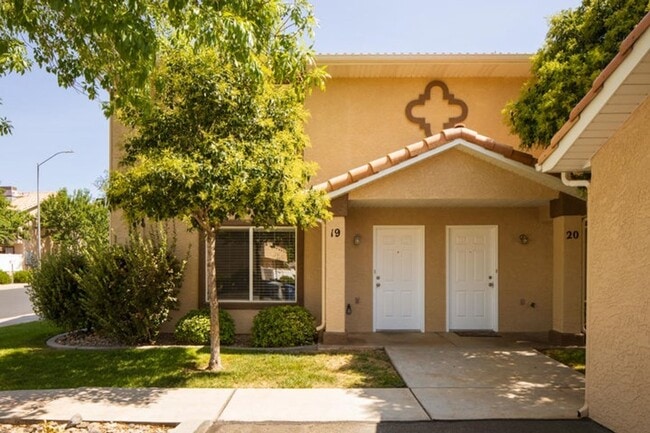 Building Photo - 1301 W Indian Hills Dr