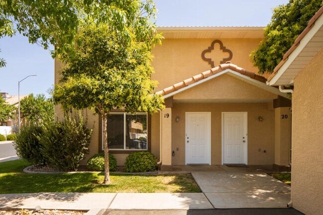 Foto del edificio - Pet-Friendly Three Bedroom Townhome in Woodbridge