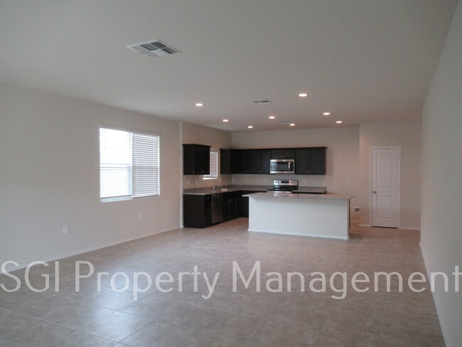 Building Photo - 4637 W Lemon Ave