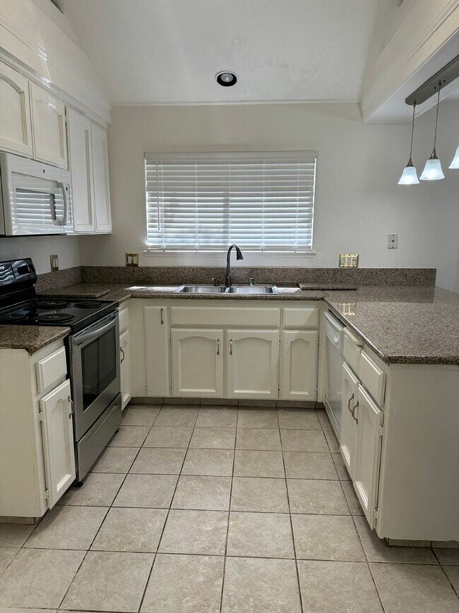 Foto del edificio - 837 E. Buckhill  (Fort Washington Rd & Cha...