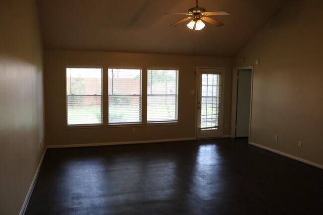 Building Photo - 4803 Meadowglen Dr